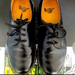 Dr. Martens black women’s sz 6
